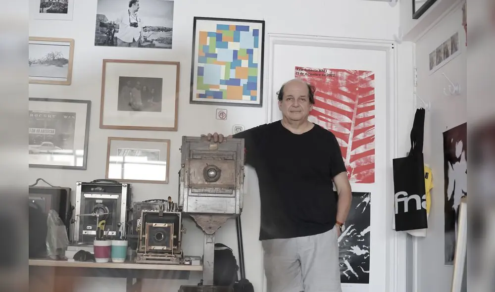 Retrato. Huarcaya retratado por Marco Cotrina junto a algunas  de las fotos que colecciona. Foto: Marco Cotrina