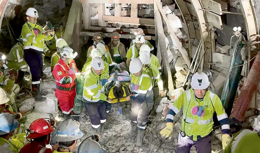 ¡Está con vida! Luego de permanecer casi cuatro días en las entrañas de la tierra, el trabajador de la mina Cobriza fue rescatado vivo. Foto: difusión ¡Está con vida! Luego de permanecer casi cuatro días en las entrañas de la tierra, el trabajador de la mina Cobriza fue rescatado vivo. Foto: difusión
