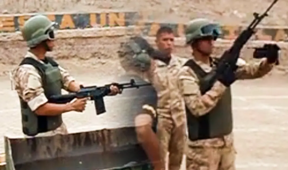 Protocolo de prueba del agua del fusil de IWI Galil ACE no lo pasó porque sus componentes se torcieron. Foto: composición de Fabrizio Oviedo/La República