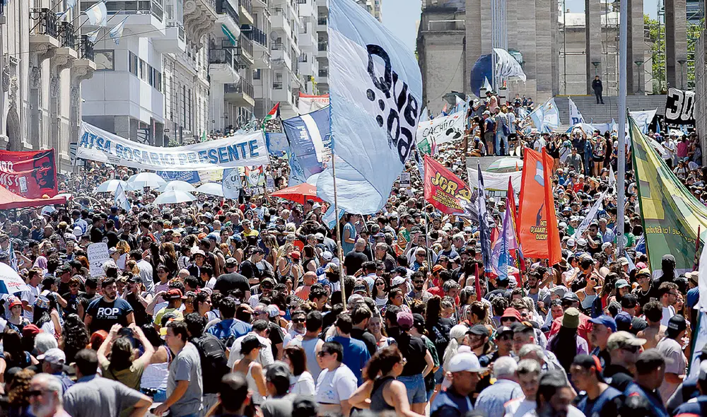 Masivo. Argentinos protestaron contra DNU en todo el país. Foto: AFP