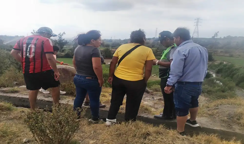 Policías investigan muerte de hombre que fue hallado tras paso de huaico. Foto: Leonela Aquino/ La República