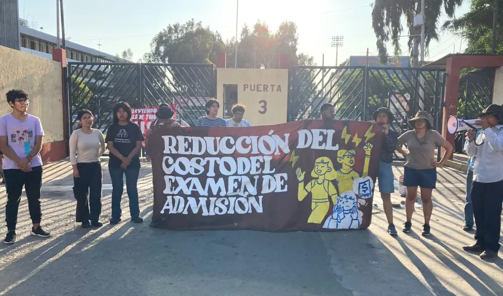 Frente de Postulantes y Padres de Familia (FPPF) realizó un plantón en el frontis de la casa de estudios. Foto: cortesía para La República