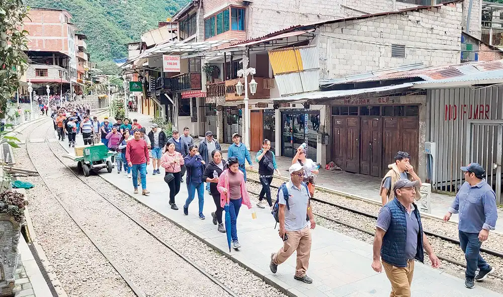El dato. La población se movilizó por las líneas del tren, cuyo servicio fue suspendido en el tramo Ollantaytambo - Machupicchu - Hidroeléctrica. Foto: Luis Álvarez/La República