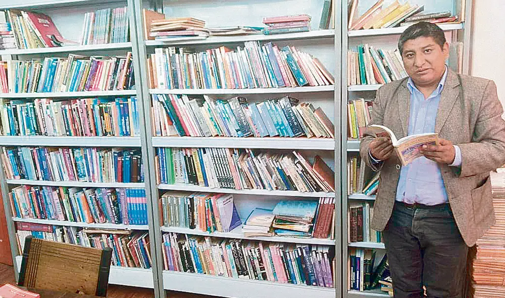 Gestor. Fernando Chuquipiunta y algunos de los ejemplares de la biblioteca. Foto: difusión
