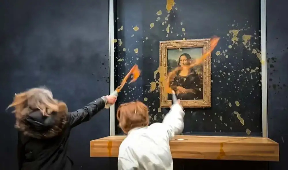 La seguridad del Louvre, en París, fue sorprendida por 2 mujeres, quienes lanzaron sopa contra la famosa obra de Leonardo da Vinci. Foto: El País - Video: @CLPRESSFR/Twitter
