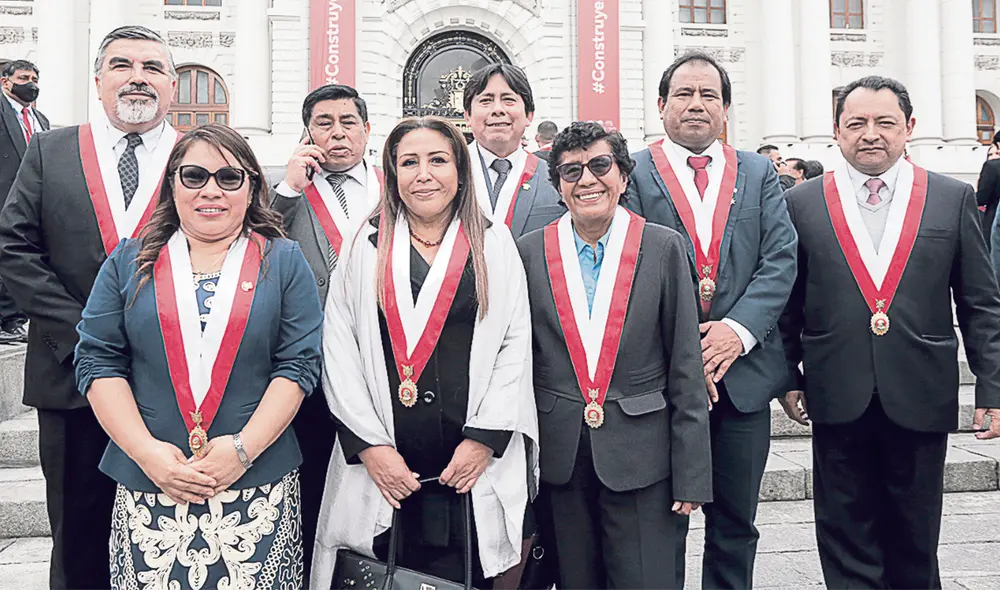 El dato. En la bancada del Bloque Magisterial, los congresistas Alex Paredes y Edgar Tello, son quienes más informes deben, según transparencia del Congreso. Foto: difusión