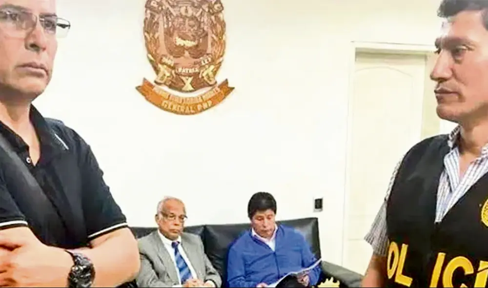 Equipo especial. Los coroneles Harvey Colchado Huamaní (derecha) y Walter Lozano Pajuelo (izquierda), el día de la detención del expresidente Pedro Castillo, junto con el exministro Aníbal Torres. Foto: difusión Equipo especial. Los coroneles Harvey Colchado Huamaní (derecha) y Walter Lozano Pajuelo (izquierda), el día de la detención del expresidente Pedro Castillo, junto con el exministro Aníbal Torres. Foto: difusión