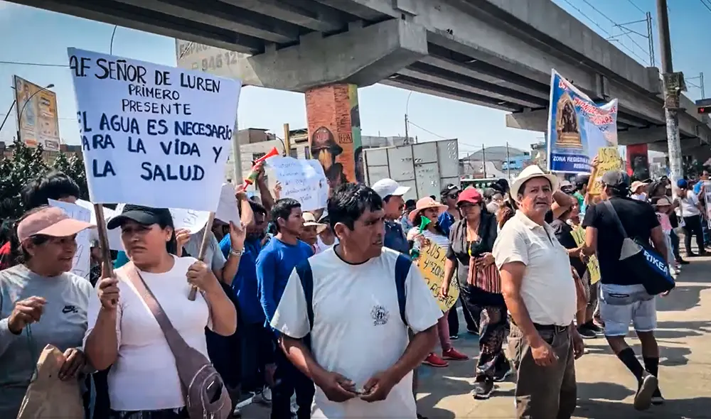 Contingente policial resguarda los exteriores de la central de atención de Sedapal. Foto: San Juan de Lurigancho TV/Facebook