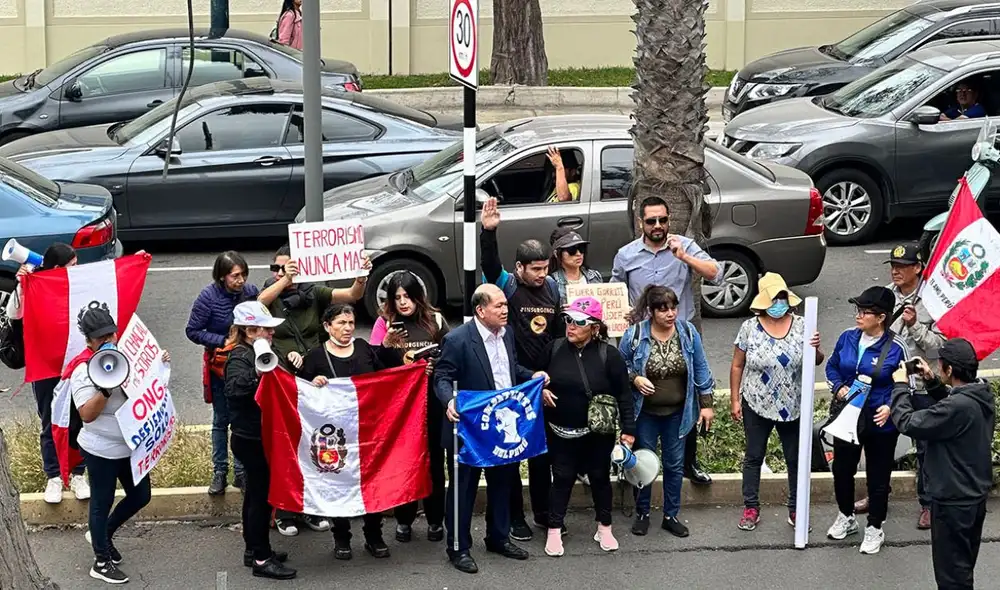 Colectivos de extrema derecha defendieron protestaron frente a IDL-R en Patricia Benavides. Foto: IDL-R