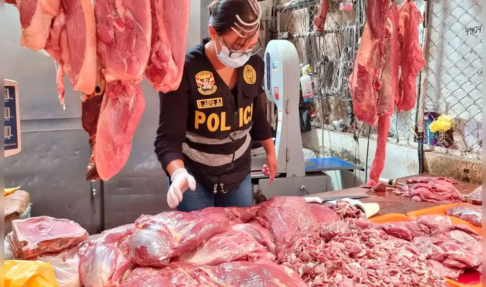 Comerciantes no contaban con equipos para almacenar la carne, por lo que parte de la mercadería se encontraba en mal estado. Foto y video: Rosa Quincho/La República Comerciantes no contaban con equipos para almacenar la carne, por lo que parte de la mercadería se encontraba en mal estado. Foto y video: Rosa Quincho/La República