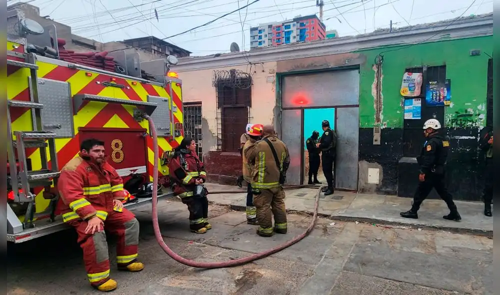 Ambulancias y unidades de rescate se encuentran en la zona. Foto: Rosario Rojas/La República