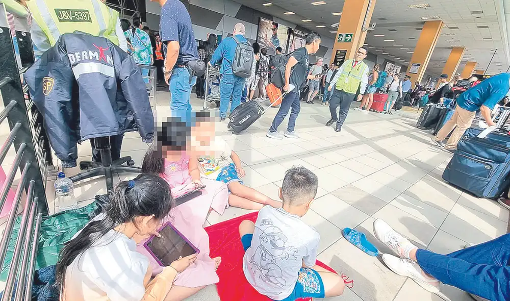Molestos. Pasajeros mortificados debieron esperar durante horas para tomar sus vuelos. Foto: Bella Alvites / La República