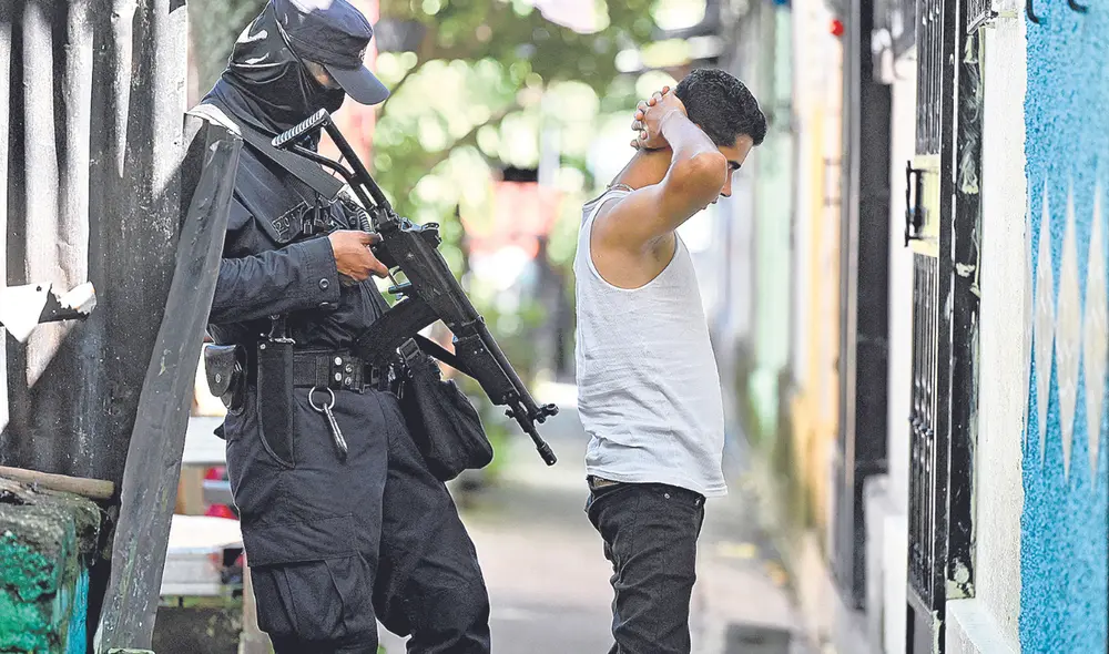 Cuotas. En los primeros meses del régimen de excepción, la Policía tenía que cumplir cuotas diarias de detenidos. Foto: difusión