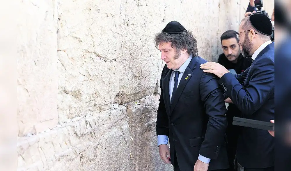 Llanto. En el Muro de los Lamentos, Javier Milei se emocionó hasta las lágrimas. Así inició una gira que lo llevará al Vaticano. Foto: AFP
