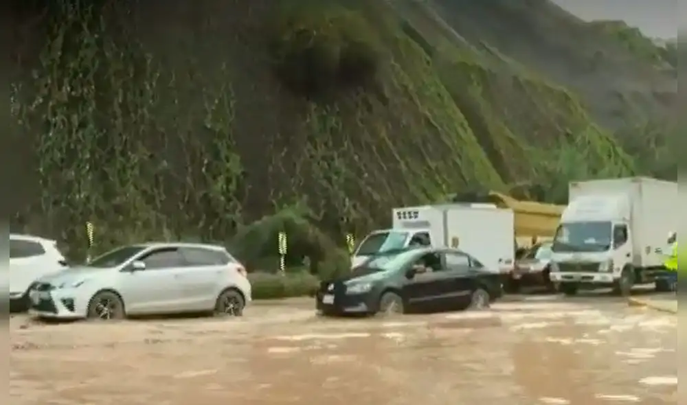 Agua empozada dificulta tránsito de vehículos. Foto: América TV