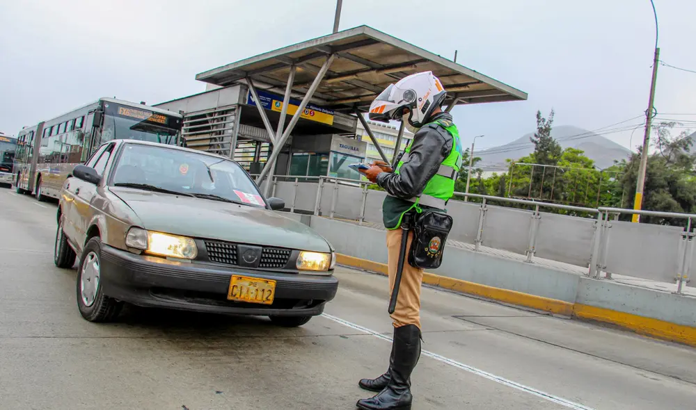 Policía invita a los conductores a no arriesgarse a obtener una multa por invadir carriles que no les corresponde. Foto: Metropolitano Policía invita a los conductores a no arriesgarse a obtener una multa por invadir carriles que no les corresponde. Foto: Metropolitano