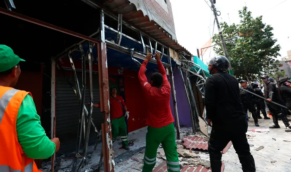 Personal de Fiscalización llegó con maquinaria pesada para demoler y tapiar los locales informales. Foto: Municipalidad de San Juan de Lurigancho