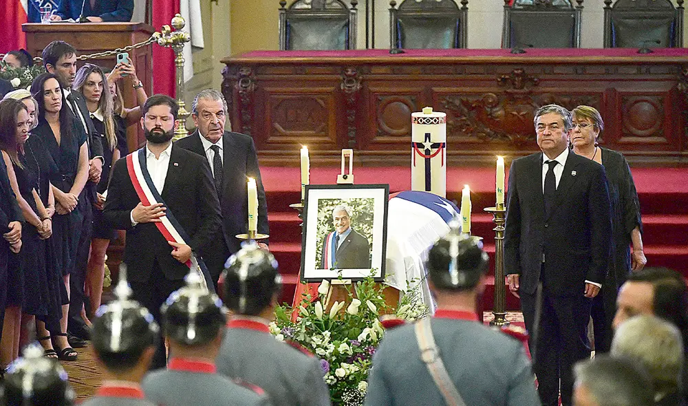 Gesto de profundo civismo. Los mandatarios hicieron guardia a los restos del rival político y compañero democrático. Foto: AFP Gesto de profundo civismo. Los mandatarios hicieron guardia a los restos del rival político y compañero democrático. Foto: AFP