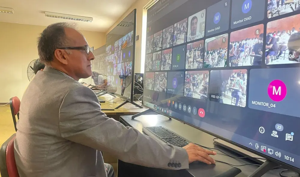 Docentes monitorean el desarrollo del examen de admisión. Foto: Rosa Quincho/La República