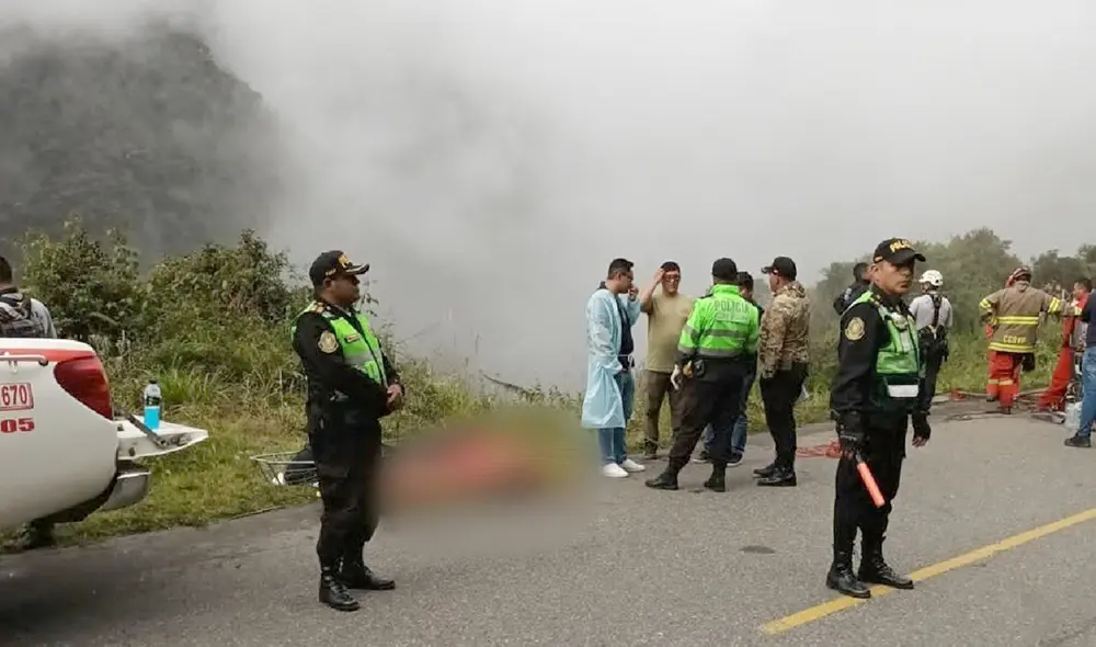Agentes de la Policía y Bomberos realizaron denodados esfuerzos en rescate de cuerpos. Foto: Andina/PNP