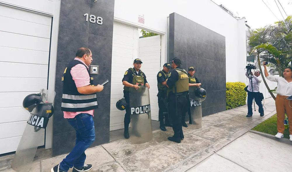 Golpe. La Policía y Fiscalía incautaron casas en Huaral, balneario de Asia, San Borja y Piura. Foto: Félix Contreras Golpe. La Policía y Fiscalía incautaron casas en Huaral, balneario de Asia, San Borja y Piura. Foto: Félix Contreras