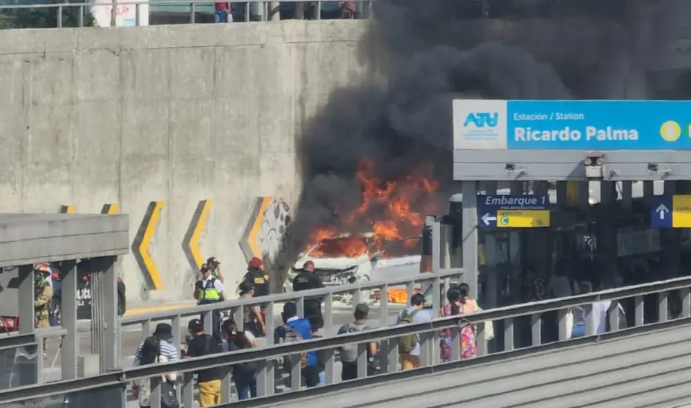 El auto que se incendió se dirigía de su a norte. Foto: Rosario Rojas / La República