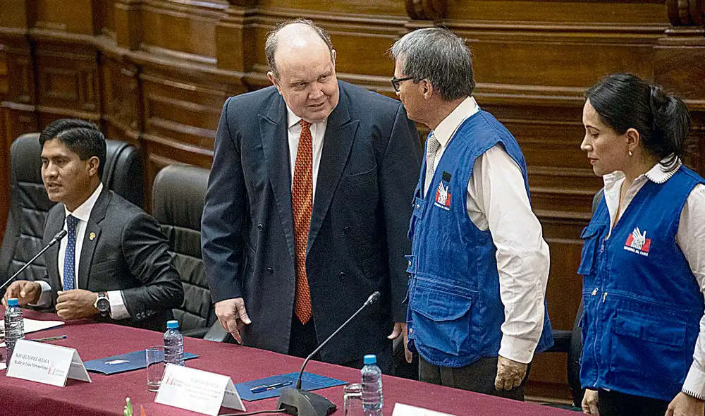 En el congreso. Alcalde fue invitado a la presentación del informe de la Defensoría y hasta tuvo intervención. No cederá. Foto: difusión