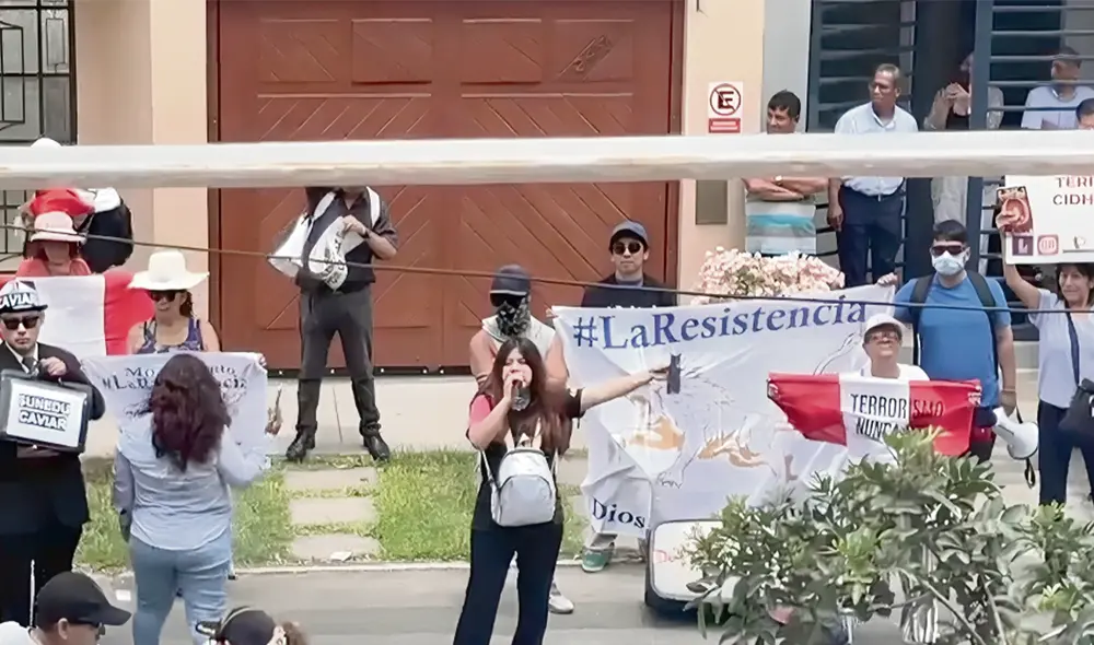 Impunidad. Grupos de extrema derecha, como La Resistencia, acosan a los periodistas Gustavo Gorriti y Rosa María Palacios. Foto: difusión