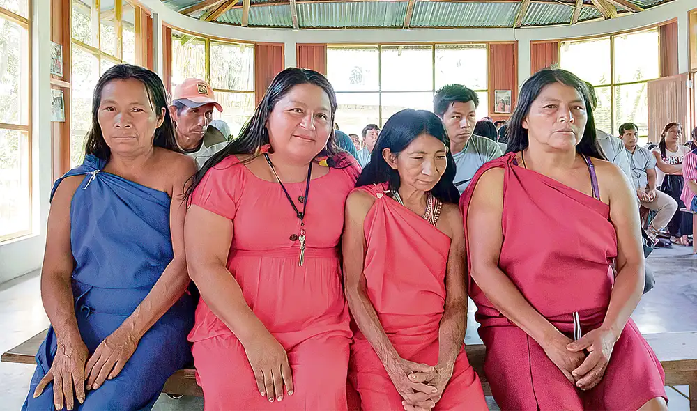 Víctima. Augostina Mayán (segunda de la izquierda) se ha enfrentado a mineros ilegales en la frontera con Ecuador. Hoy teme. Foto: difusión