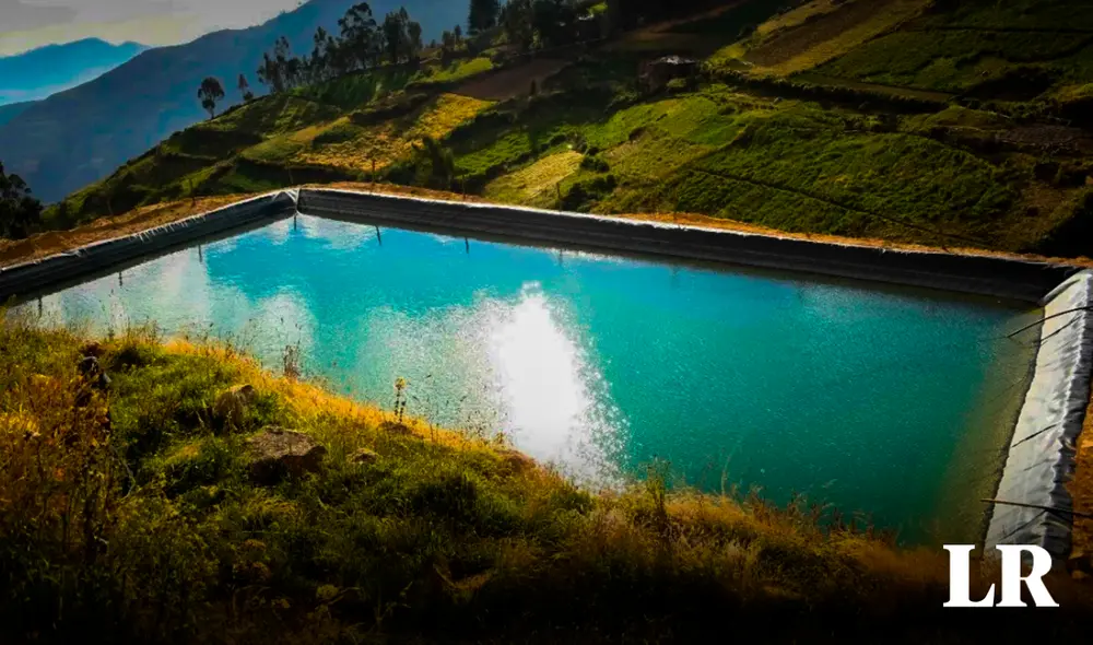 La cosecha de lluvia puede realizarse mediante la instalación de sistemas de recolección en techos y superficies impermeables. Foto: PACC Perú. La cosecha de lluvia puede realizarse mediante la instalación de sistemas de recolección en techos y superficies impermeables. Foto: PACC Perú.