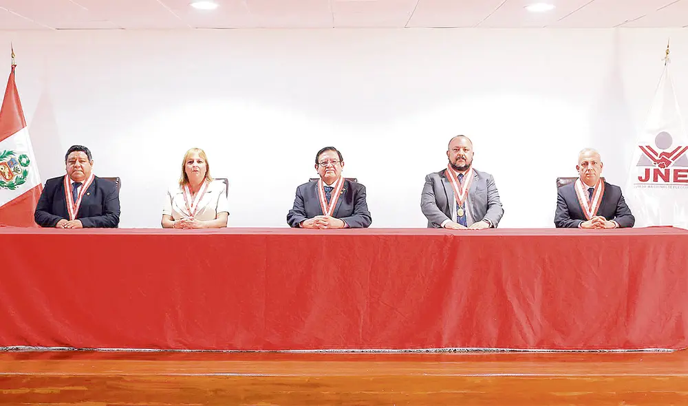 Plan. Fujimorismo plantea para que el presidente del JNE sea elegido en el pleno. Fuentes de esta institución señalan que quieren elegir a Willy Ramírez, quien en la foto está junto a Salas Arenas. Foto: difusión Plan. Fujimorismo plantea para que el presidente del JNE sea elegido en el pleno. Fuentes de esta institución señalan que quieren elegir a Willy Ramírez, quien en la foto está junto a Salas Arenas. Foto: difusión