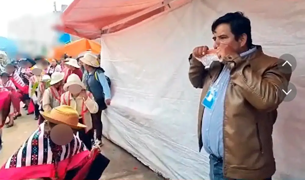 Usuarios no dudaron en aplaudir el gran esfuerzo y dedicación del maestro. Foto: composición LR/TikTok/@huancayorktimes Usuarios no dudaron en aplaudir el gran esfuerzo y dedicación del maestro. Foto: composición LR/TikTok/@huancayorktimes