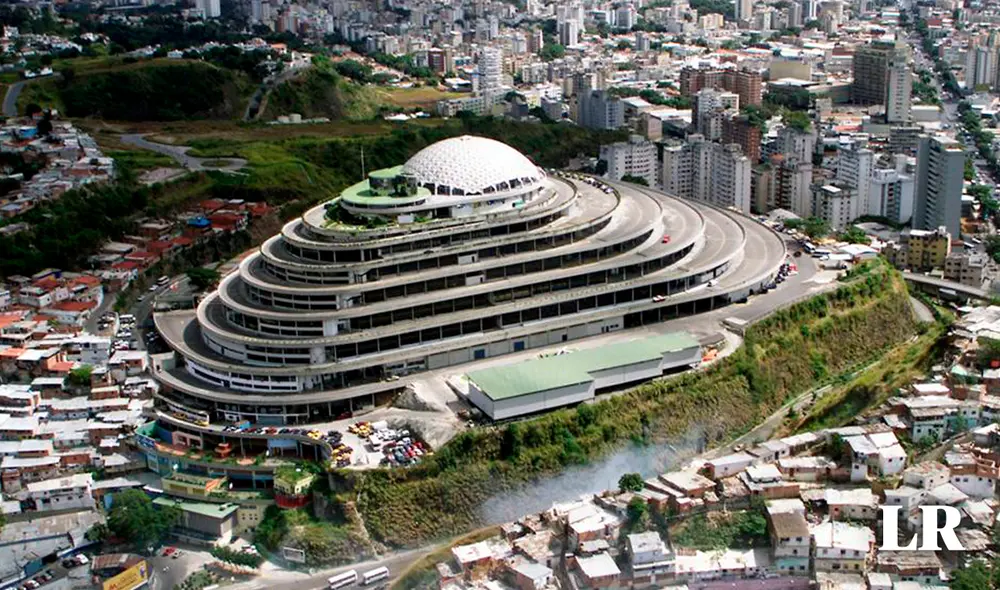 El Helicoide es uno de los máximos símbolos de la decadencia política y la represión en Venezuela. Foto: composición LR/ AFP/archivo El Helicoide es uno de los máximos símbolos de la decadencia política y la represión en Venezuela. Foto: composición LR/ AFP/archivo