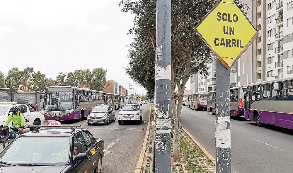 Protesta. Choferes estacionaron sus buses del Corredor Morado en el frontis del MTC. Foto: difusión