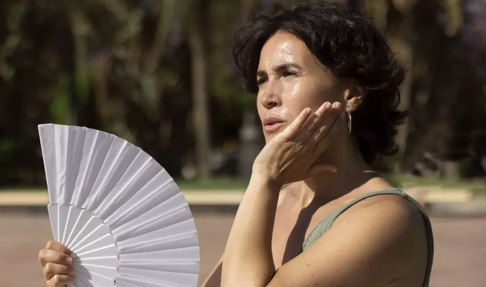 Puedes colocar sábanas húmedas en las ventanas para disminuir el calor. Foto: Freepik