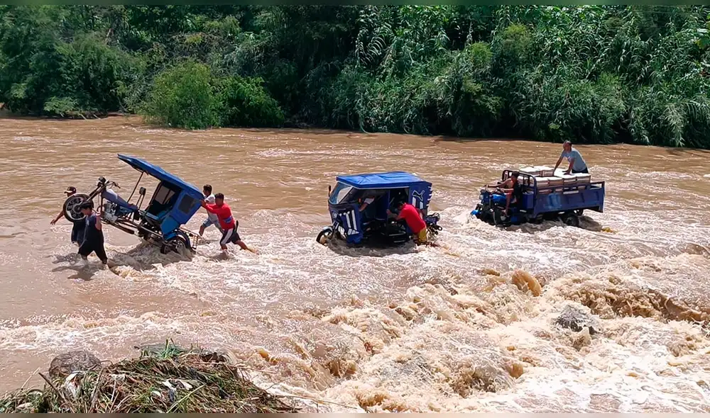 Ciudadanos exigen la presencia de las autoridades. Foto: La República Ciudadanos exigen la presencia de las autoridades. Foto: La República