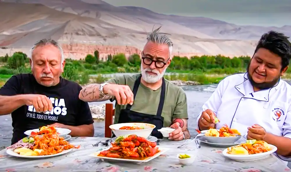 El chef español se animó a preparar varios de los platillos peruanos durante su viaje. Foto: Mincetur