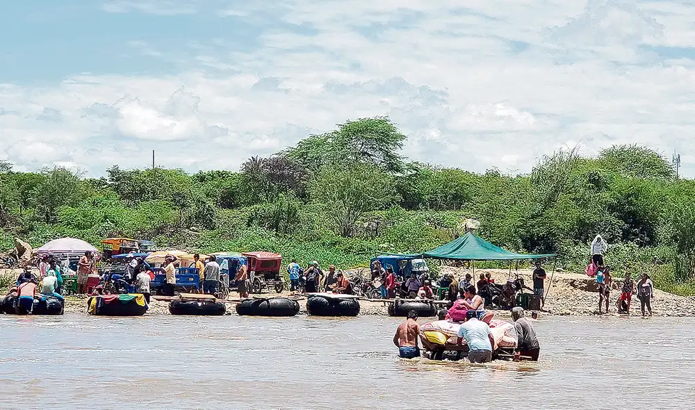 Peligro. Vecinos de Malingas deben cruzar en cámaras de llanta tras la activación de la quebrada San Francisco. Critican que la presidenta no cumpla promesa. Foto: difusión