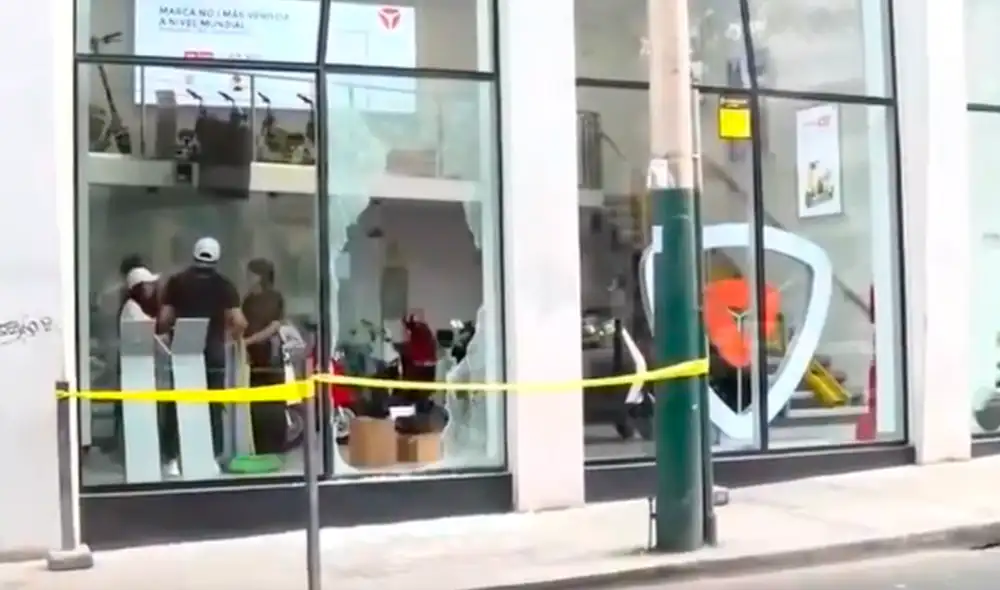 Las cámaras de seguridad registraron 3 delincuentes dentro de este local. Foto: captura de Canal N Las cámaras de seguridad registraron 3 delincuentes dentro de este local. Foto: captura de Canal N