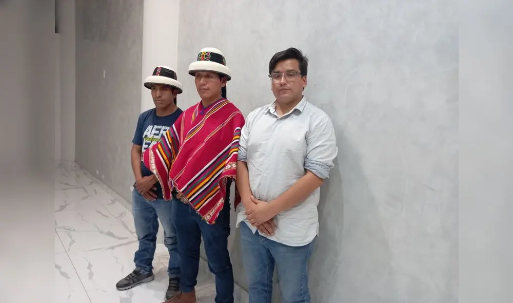 Dirigentes Grimaldo Salas y Ezequiel Huillca junto al abogado Alexander Anglas.