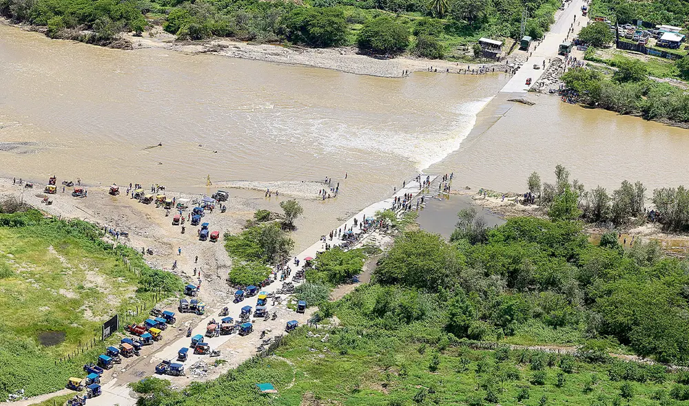 Cada año. Colapso del puente en Malingas. Pobladores de Tambogrande y Chulucanas están cansados de la indiferencia estatal y viven en el riesgo de cruzar, pese a fuerza del agua. Foto: difusión