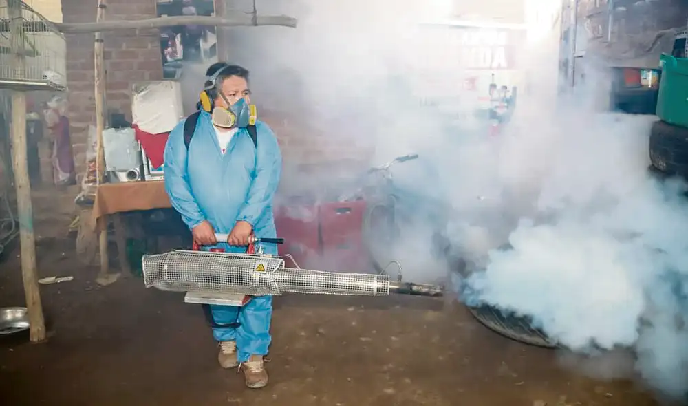 ¿Algún resultado? La fumigación de casas y zonas de reproducción solo mata a los zancudos adultos, pero no acaba con las larvas que están en el agua. Foto: difusión