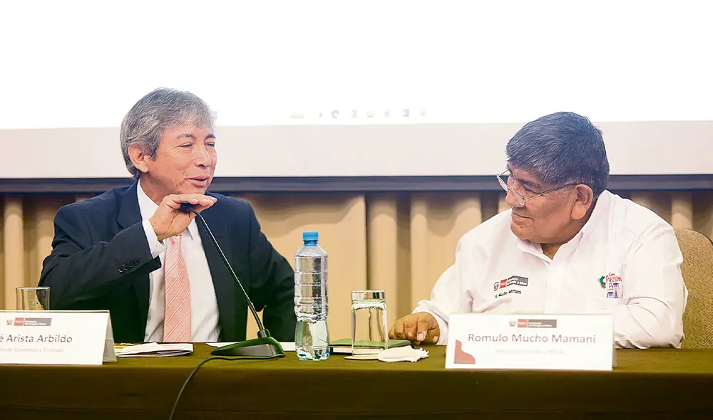 Mandamases. José Arista, del MEF, y Rómulo Mucho, del Minem, ayer, en conferencia de prensa. Ambos integran la junta general de accionistas de Petroperú. Foto: Felix Contreras Mandamases. José Arista, del MEF, y Rómulo Mucho, del Minem, ayer, en conferencia de prensa. Ambos integran la junta general de accionistas de Petroperú. Foto: Felix Contreras