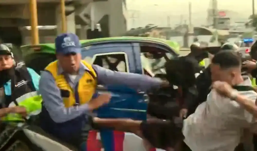 Uno de los conductores intervenidos logró escapar luego de la gresca. Foto: composición LR/América TV