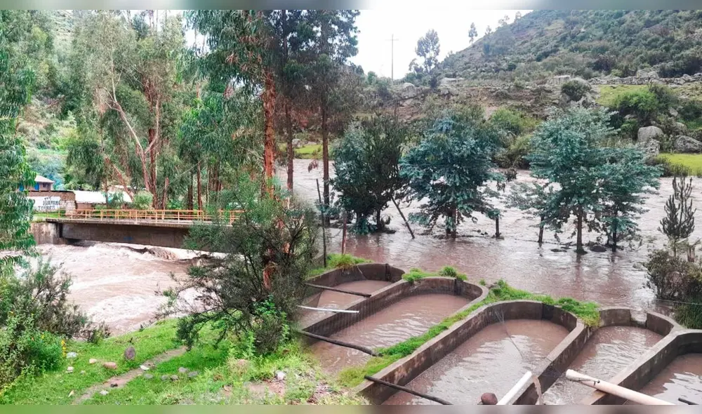 Se informó que las constantes lluvias han provocado la crecida del río. Foto: Jornada