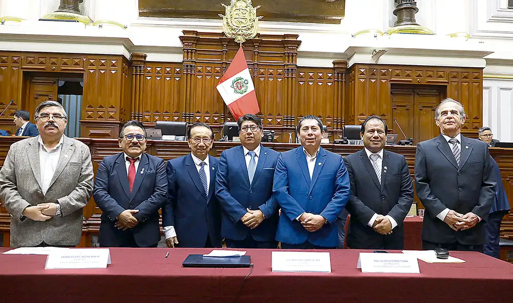 Ellos son. Presidente de la Comisión de Educación, José Balcázar (tercero, de izquierda a derecha), quiere crear más universidades. Lo apoyan varias bancadas. Foto: difusión