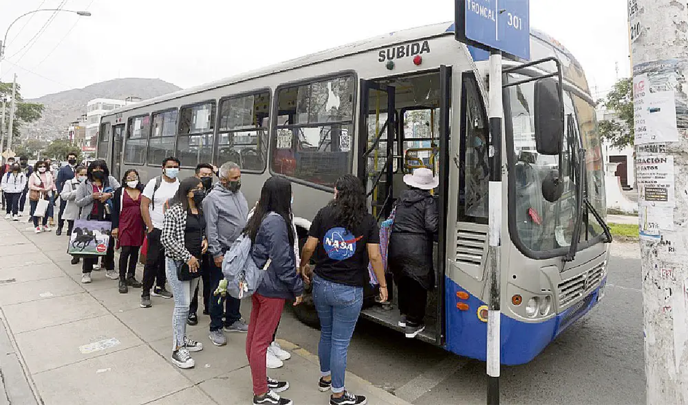 Retroceso. Si los buses dejan de operar, sus rutas serán cubiertas por combis y cústeres. Foto: difusión