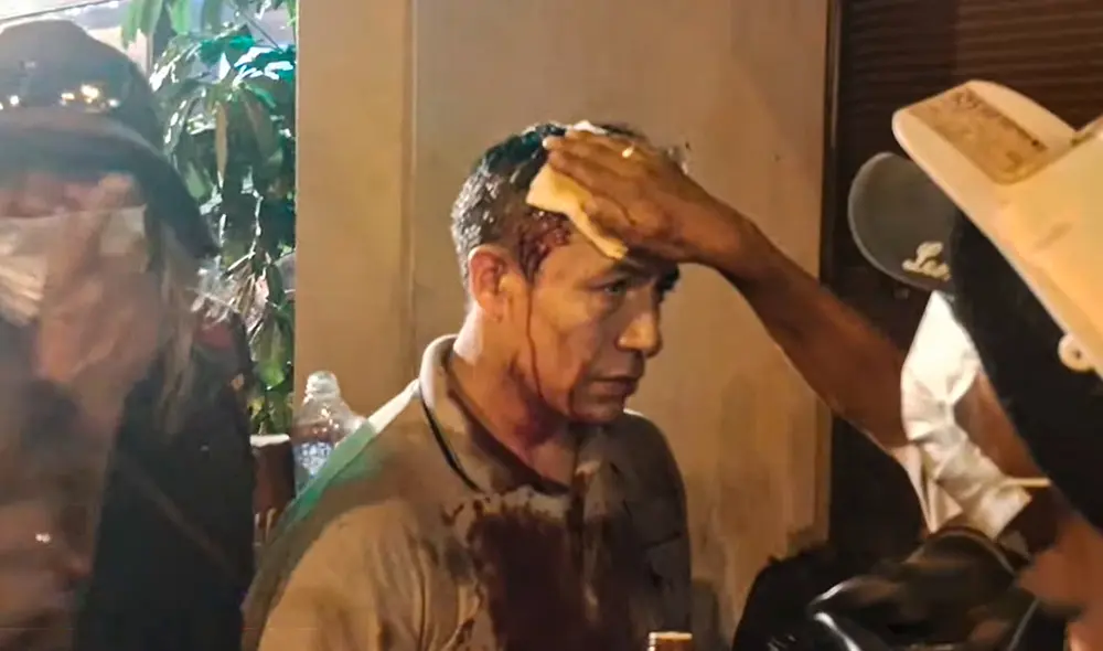 El hombre fue auxiliado por algunos manifestantes.  Foto: captura de YouTube/Toma LA Calle TV