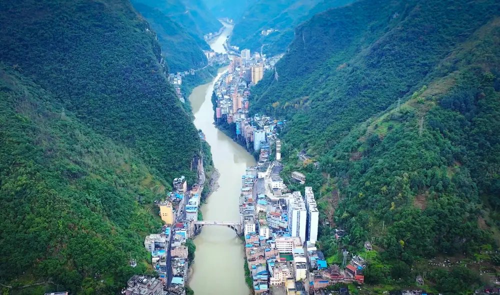 Ubicado al noreste de la provincia de Yunnan, en China, los edificios de esta ciudad recaen sobre improvisados pilares que desafían las temporadas de inundaciones. Foto: captura Guizhou Li Jun/YouTube