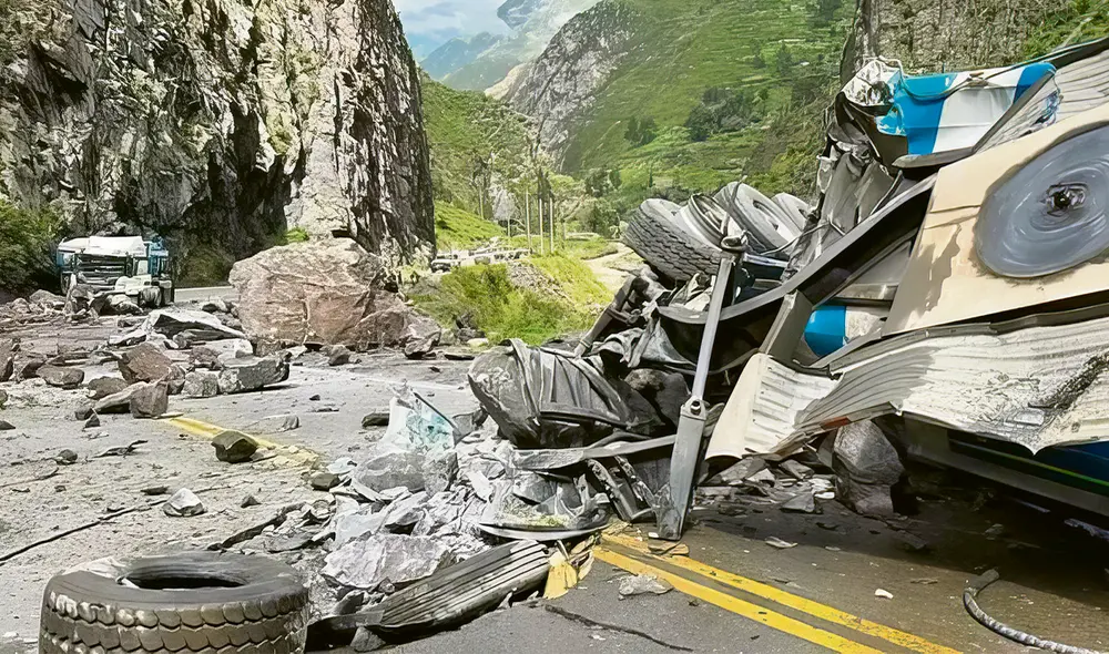 Pudo ser una tragedia. Los tráileres fueron impactados por enormes rocas que se desprendieron de la montaña en el kilómetro 97 de la Carretera Central. Foto: difusión
